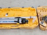 une mallette à outils jaune contenant un trépied et un trépied