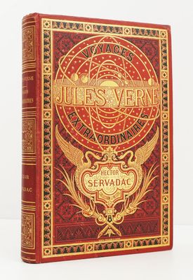 un livre rouge avec des lettres dorées posé sur une surface blanche