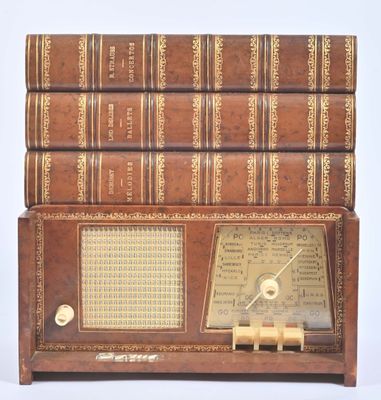 des livres empilés les uns sur les autres, avec une radio posée devant