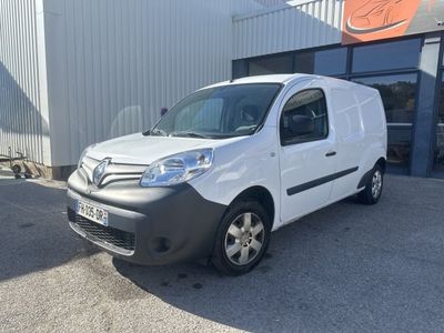 une camionnette blanche garée devant un bâtiment dans un parking