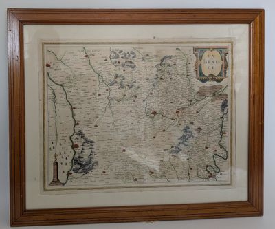 une vieille carte est accrochée au mur dans un cadre en bois