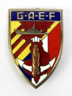 un gros plan sur un insigne représentant une main tenant un pistolet
