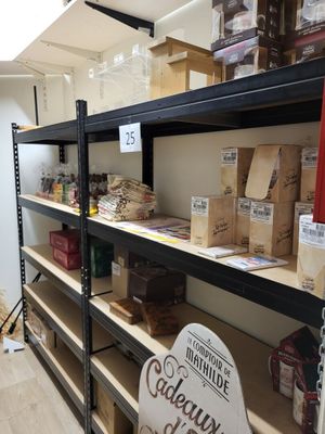 une affiche posée sur une étagère dans un magasin