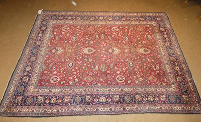 un tapis oriental sur le sol d'une pièce