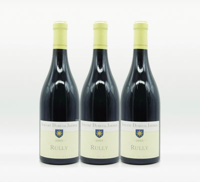 trois bouteilles de vin rouge posées l'une à côté de l'autre sur une surface blanche