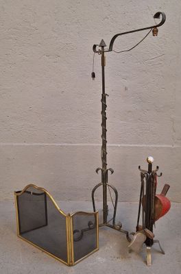 une lampe et un miroir posés par terre l'un à côté de l'autre