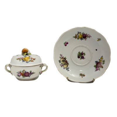 Légumier couvert en porcelaine peinte avec son assiette à dé…