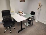 un bureau avec une chaise et une bibliothèque dans un coin de la pièce