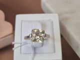 une bague qui se trouve dans une boîte sur une table