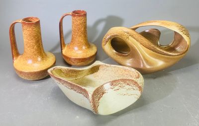 quatre types de vases différents posés sur une table