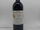 une bouteille de vin posée sur une table