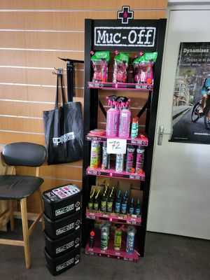 une vitrine remplie d'objets