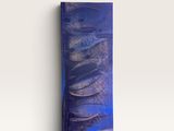 une peinture abstraite sur un mur blanc, avec un fond bleu