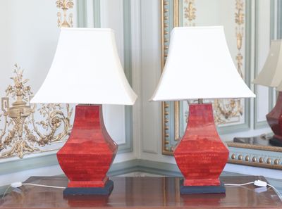 deux lampes posées sur une table, avec un miroir en arrière-plan