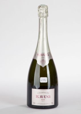 La bouteille de champagne est vide et prête à être remplie.