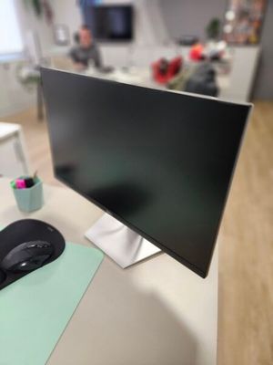 un écran d'ordinateur posé sur un bureau avec une souris