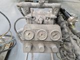 un gros plan sur un moteur de moto posé sur une table