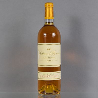 une bouteille de vin posée sur une table en verre