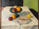 une peinture représentant une assiette de fruits posée sur une table