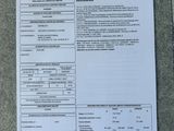 une feuille de papier sur laquelle figure un code-barres, posée sur une table