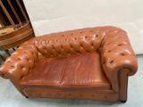 canapé Chesterfield en cuir marron avec accoudoirs capitonnés et boutons