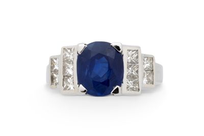 une bague en saphir et diamant