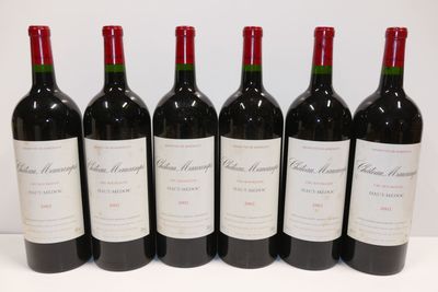 six bouteilles de vin rouge alignées sur une table