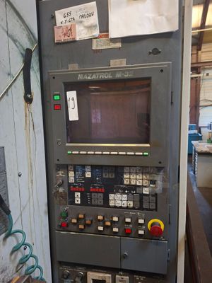 une machine qui se trouve à l'intérieur d'un bâtiment