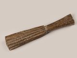 un vieux balai en bois avec un long manche, sur fond blanc