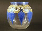 un vase en verre orné d'un motif bleu et jaune
