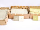 quatre boîtes de tailles et de formes différentes posées sur une surface blanche