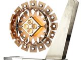 une lampe suspendue à une structure métallique