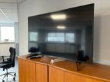 un grand téléviseur à écran plat posé sur un meuble dans une pièce