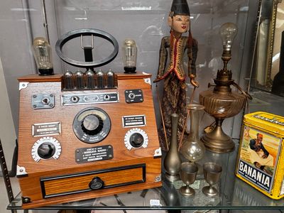 une vitrine contenant une radio, une lampe et d'autres objets