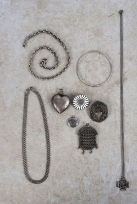 beaucoup d'objets en argent qui traînent par terre