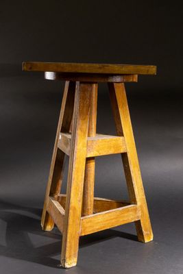 Sellette dite de sculpteur en bois vernis, le plateau tournant repose  - Photo 1