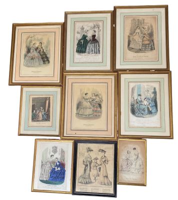 de nombreuses photos encadrées représentant des personnes, dans des styles et des couleurs variés