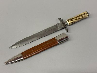 Dague de chasse. Manche en bois de cervidé et pièce de garde… - Photo 1