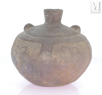 un vase marron posé sur une surface blanche, avec un fond blanc
