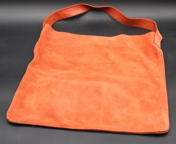 Sac à main en cuir souple retourné orange. Sans marque. 39 X 39 c...