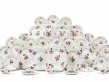 une pile d'assiettes ornées de fleurs, posées sur une surface blanche
