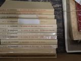 plusieurs livres empilés sur une table