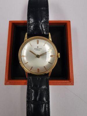 un gros plan d'une montre-bracelet dans son écrin