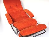 un fauteuil inclinable orange posé sur un sol blanc