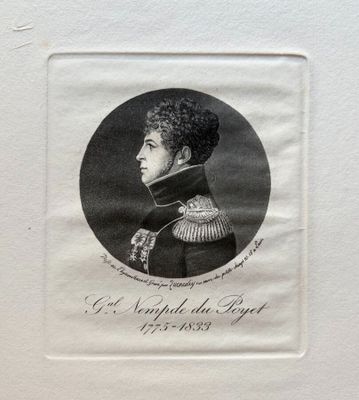 une vieille photo en noir et blanc d'un homme en uniforme