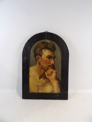 tableau représentant un homme dans un cadre noir accroché à un mur blanc