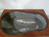 une vieille boîte en bois contenant un miroir, posée sur une table