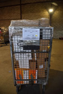 un chariot contenant de nombreux cartons dans un entrepôt