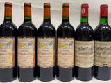 six bouteilles de vin sont alignées sur une table