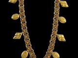 un collier en or orné de feuilles, suspendues à une chaîne
